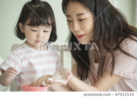 家庭,女人,媽媽 家庭,女人,媽媽 67423519