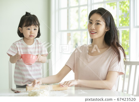 家庭,女人,媽媽 家庭,女人,媽媽 67423520