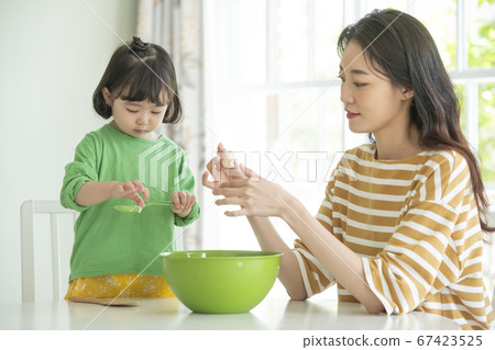 家庭,女人,媽媽 家庭,女人,媽媽 67423525