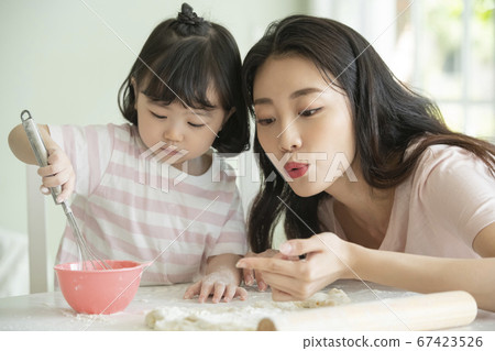 家庭,女人,媽媽 家庭,女人,媽媽 67423526