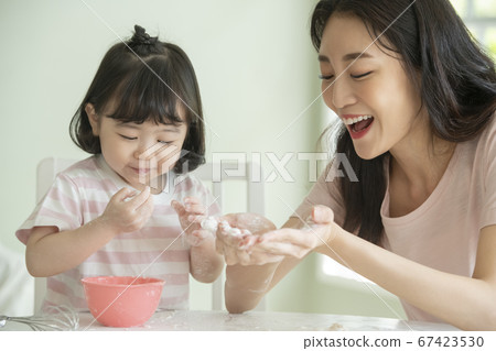 家庭,女人,媽媽 家庭,女人,媽媽 67423530