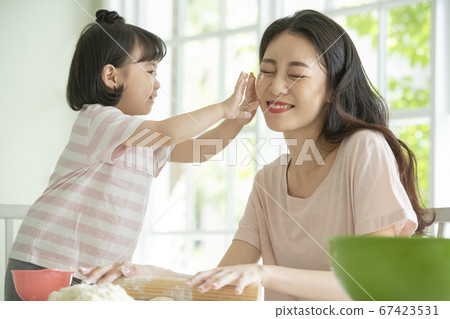 家庭,女人,媽媽 家庭,女人,媽媽 67423531