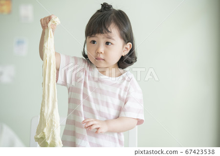 家庭,女人,女孩 家庭,女人,女孩 67423538