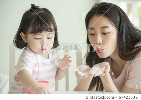 家庭,女人,媽媽 家庭,女人,媽媽 67423539