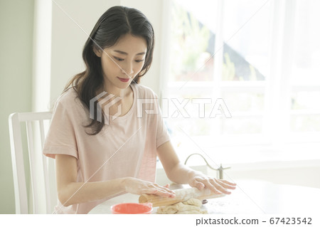 家庭,女人,媽媽 家庭,女人,媽媽 67423542