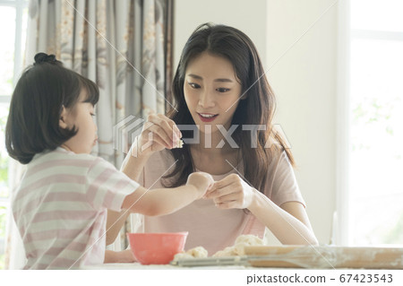 家庭,女人,媽媽 家庭,女人,媽媽 67423543