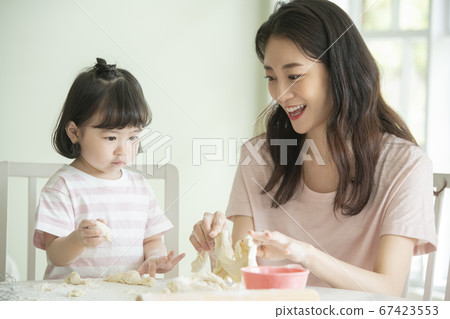 家庭,女人,媽媽 家庭,女人,媽媽 67423553