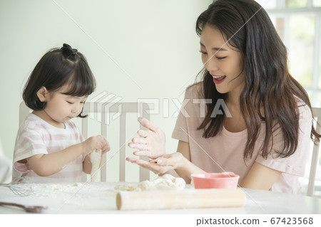 家庭,女人,媽媽 家庭,女人,媽媽 67423568
