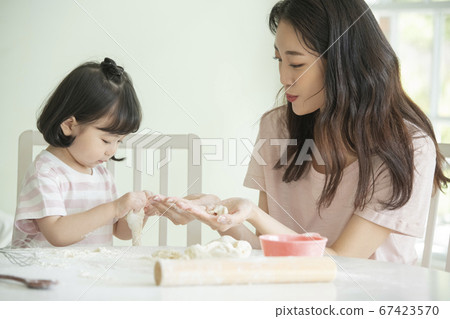 家庭,女人,媽媽 家庭,女人,媽媽 67423570