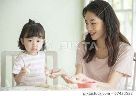 家庭,女人,媽媽 家庭,女人,媽媽 67423582