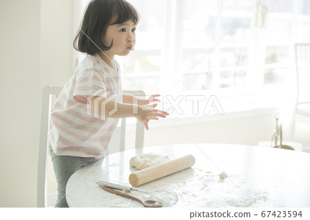 家庭,女人,女孩 家庭,女人,女孩 67423594