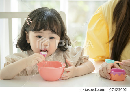 家庭，女人，女孩 67423602