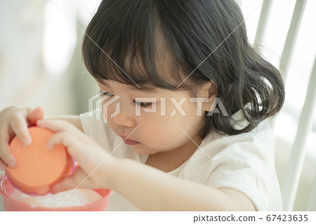 家庭,女人,女孩 家庭,女人,女孩 67423635