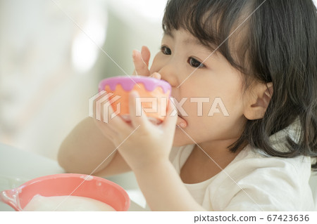 家庭,女人,女孩 家庭,女人,女孩 67423636