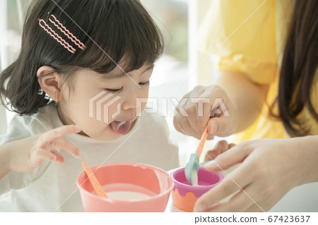 家庭,女人,女孩 家庭,女人,女孩 67423637