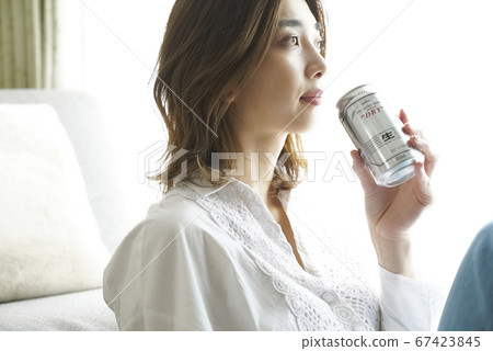 女人在一個房間裡喝酒 67423845
