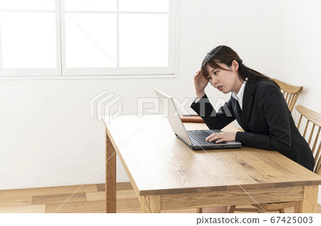 Young woman worried about inputting personal computer Young woman worried about inputting personal computer 67425003