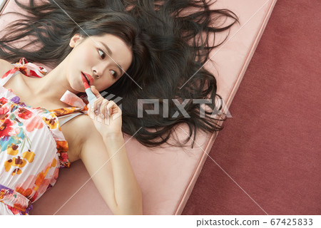 二十多歲的女人的美麗生活 67425833