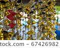 Many small golden and silver bells were hung. 67426982