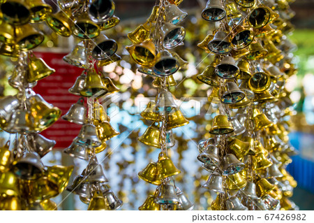 Many small golden and silver bells were hung. 67426982