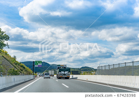 A truck running on the Shinmeishin Expressway, Takarazuka Kita Service Area, which will soon be in Takarazuka City, Hyogo Prefecture. 67428398