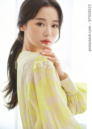 二十多歲的女人的美麗生活 67428525