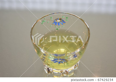 Cold green tea in a cool glass 67429234