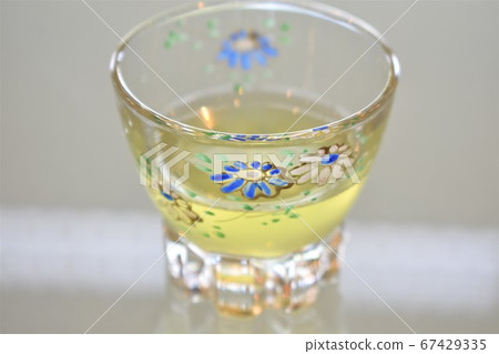 Cold green tea in a cool glass 67429335