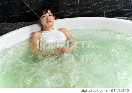 沐浴在漩渦中的年輕女子 67431200