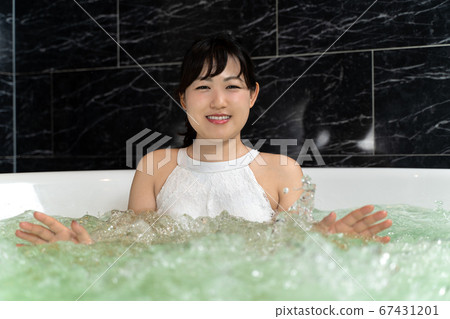 沐浴在漩渦中的年輕女子 67431201