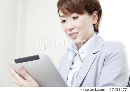 OL看著平板電腦 67431477
