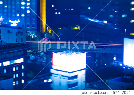 從水道橋的高處摘下的微型辦公區中的都市高速公路 67432095
