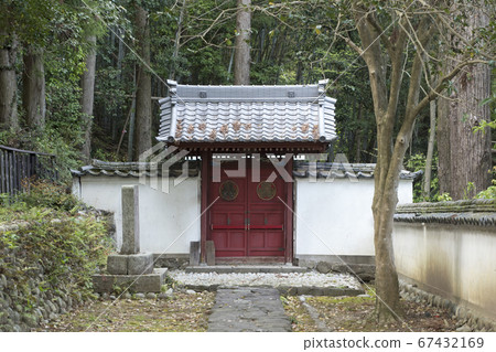 Nobuyasu's grave remains in Kiyotaki Temple under the castle of Futamatata 67432169