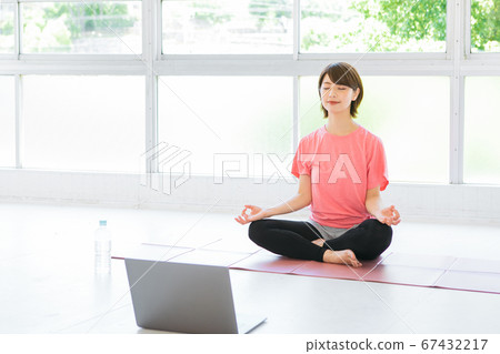 一個年輕的女人,做瑜伽在線 一個年輕的女人,做瑜伽在線 67432217