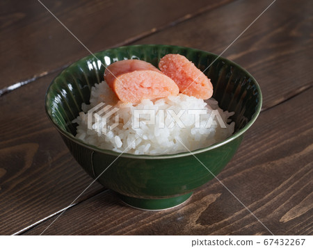 蓋飯的米飯切成小塊。 67432267