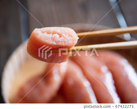 一口大小的Mentaiko用筷子的特寫鏡頭。 67432271