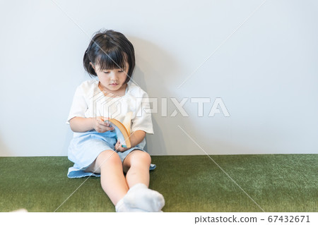 一個小女孩獨自讀書的女孩虐待孩子 一個小女孩獨自讀書的女孩虐待孩子 67432671