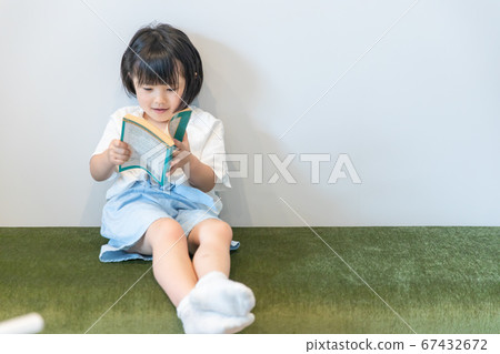 一個小女孩獨自讀書的女孩虐待孩子 一個小女孩獨自讀書的女孩虐待孩子 67432672
