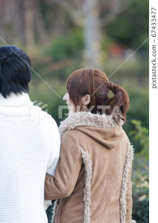 夫妻散步,雙臂交叉 夫妻散步,雙臂交叉 67433477