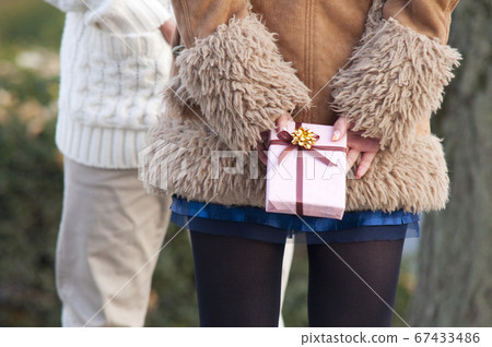 女人送禮物的後視圖 67433486