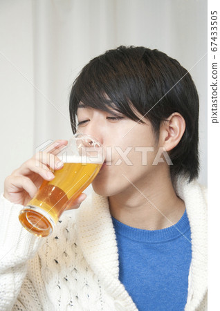 男性喝啤酒 男性喝啤酒 67433505
