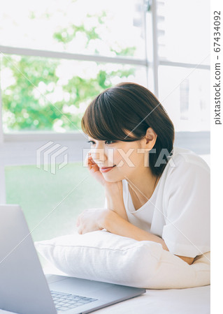 一位在計算機上觀看視頻的女士(*請避免在結婚活動和婚戀機構等網站和應用上使用該視頻) 一位在計算機上觀看視頻的女士(*請避免在結婚活動和婚戀機構等網站和應用上使用該視頻) 67434092