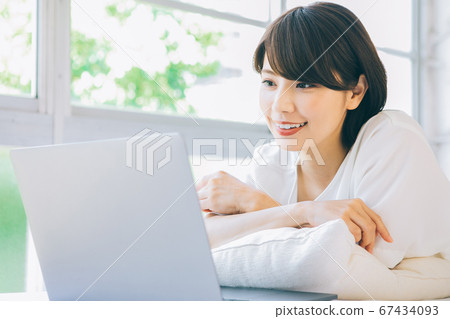 一位在計算機上觀看視頻的女士(*請避免在結婚活動和婚戀機構等網站和應用上使用該視頻) 一位在計算機上觀看視頻的女士(*請避免在結婚活動和婚戀機構等網站和應用上使用該視頻) 67434093