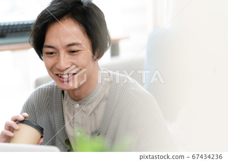 正在網上開會的人[室內] 67434236