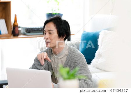 正在網上開會的人[室內] 67434237