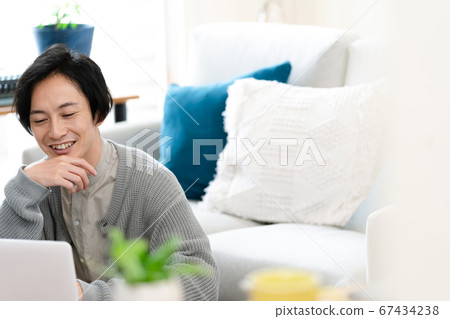 正在網上開會的人[室內] 67434238