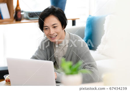 正在網上開會的人[室內] 67434239