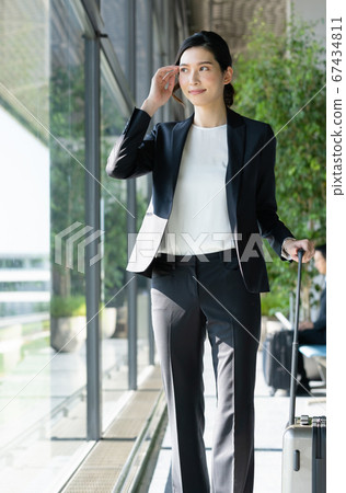 Business woman on a business trip [airport] 67434811