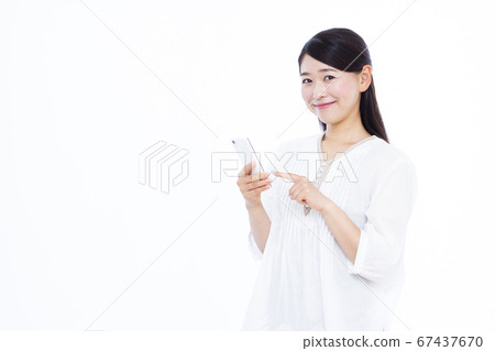 30多歲女人智能手機 67437670