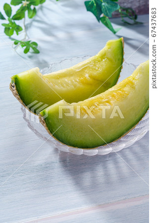 Cut melon 67437683